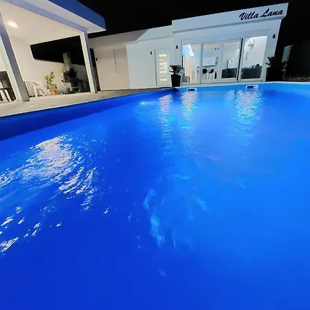 Villa Lana - *
